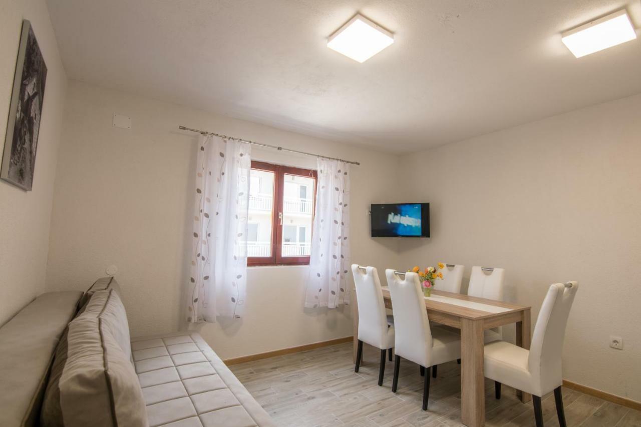 Apartments Family Roso Promajna Exterior foto